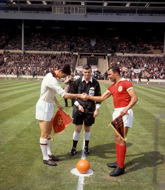Wembley, 1963. Il capitano del Milan Maldini saluta quello del Benfica Coluna prima dell&#39;inizio della finalissima di Coppa Campioni. 